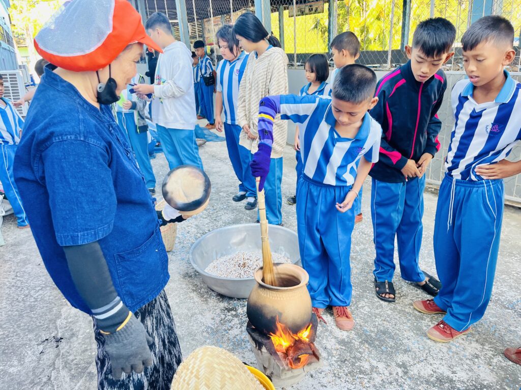 walk rally ผลิตภัณฑ์ชุมชน(ข้าวตอกแตก บ้านดอนขวัญ)